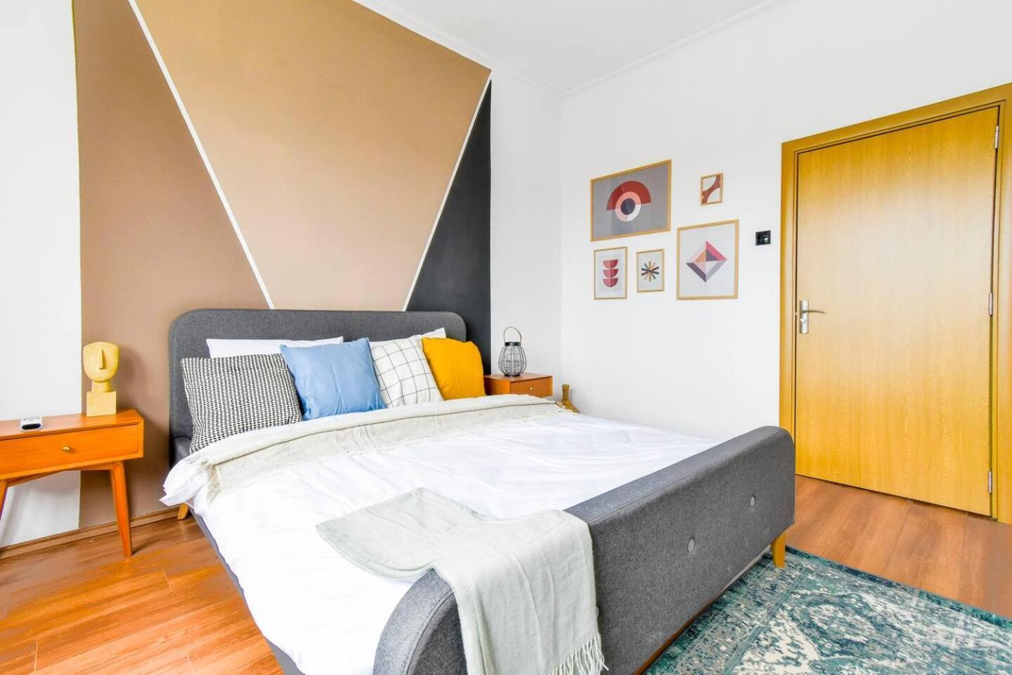 Super Fresh! 3Bdr Apartment In Sofia Center'S Artistic Area Екстериор снимка